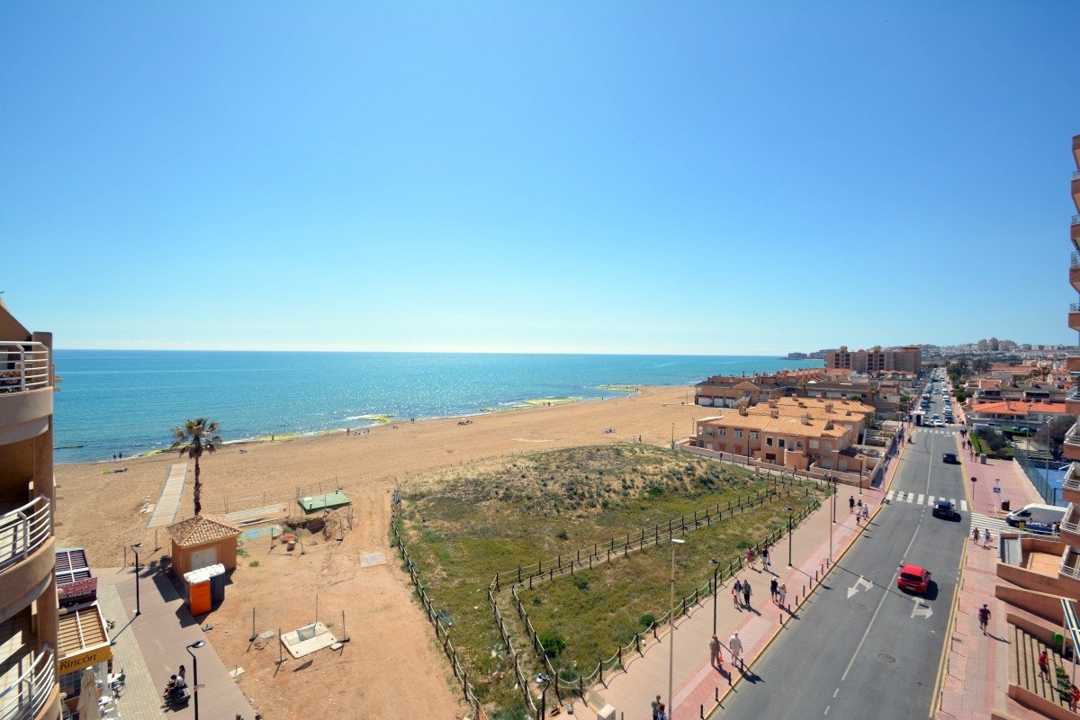 Apartamento de 3 dormitorios y 1 baño con unas impresionantes vistas al mar a solo 200 m de la playa