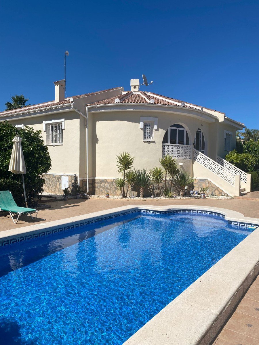 Villa Independiente con Piscina Privada y Solárium en Doña Pepa
