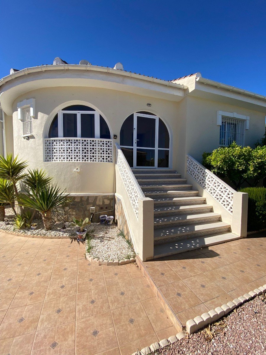 Villa Independiente con Piscina Privada y Solárium en Doña Pepa