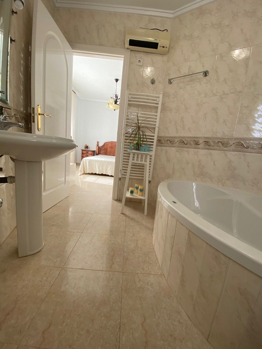 Villa Independiente con Piscina Privada y Solárium en Doña Pepa