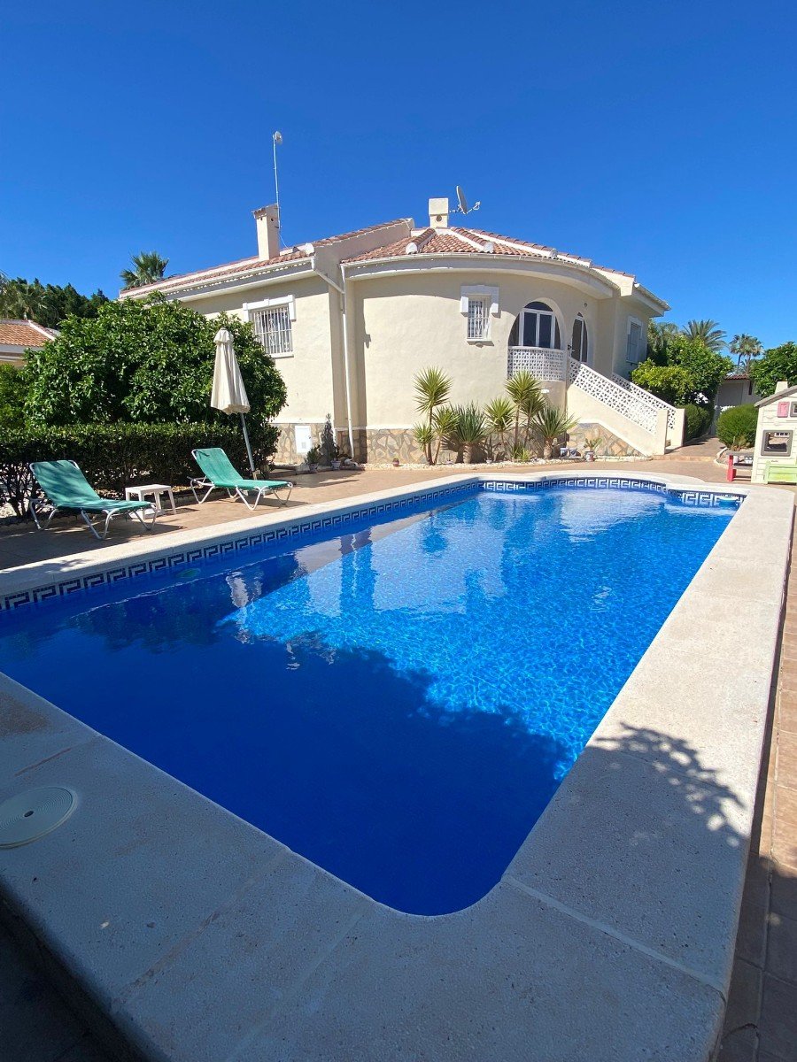 Villa Independiente con Piscina Privada y Solárium en Doña Pepa
