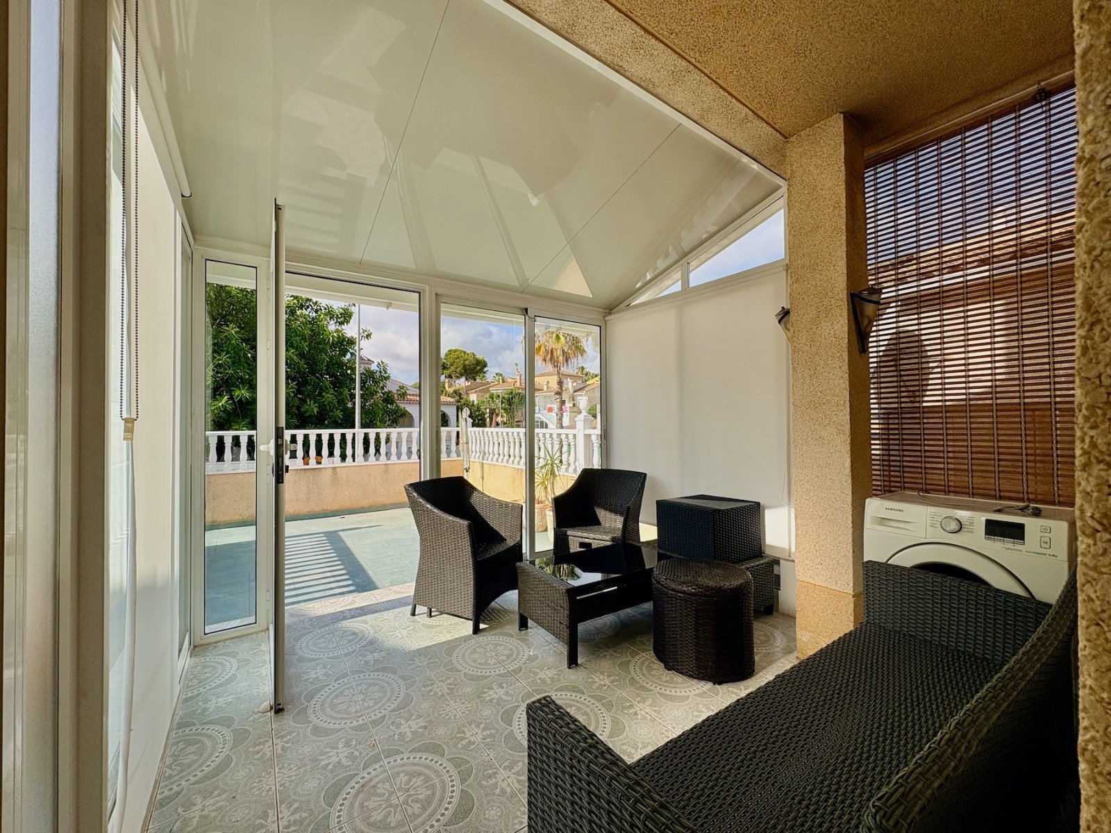 Villa con 4 dormitorios, 2 baños y piscina comunitaria