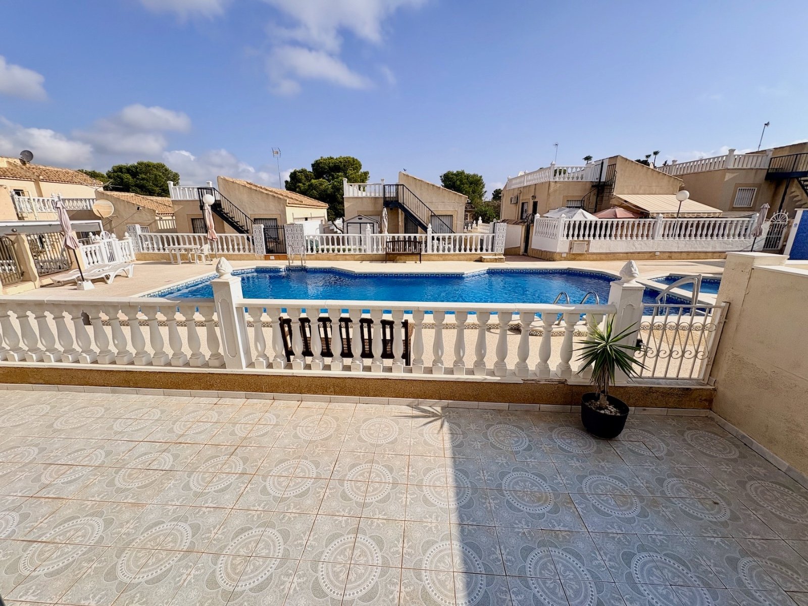 Villa con 4 dormitorios, 2 baños y piscina comunitaria