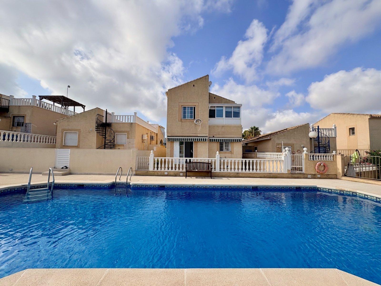Villa con 4 dormitorios, 2 baños y piscina comunitaria