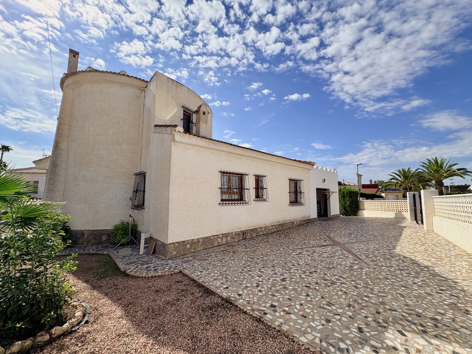 Villa independiente de 3 dormitorios y 2 baños con solárium y garaje