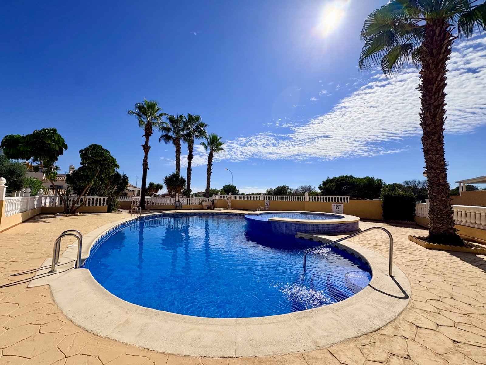 Casa adosada con 3 dormitorios, torre, jardín privado y solárium en Playa Flamenca a pocos minutos de la playa