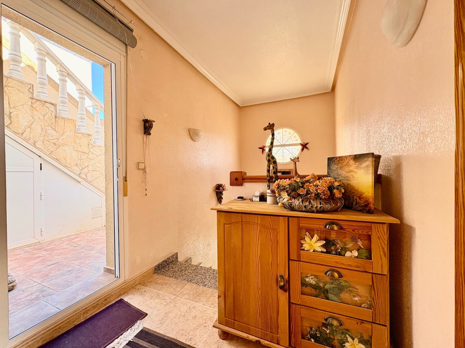 Casa adosada con 3 dormitorios, torre, jardín privado y solárium en Playa Flamenca a pocos minutos de la playa