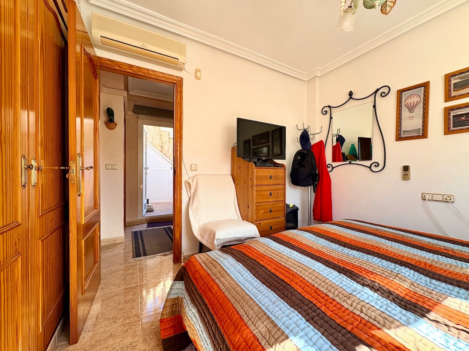 Casa adosada con 3 dormitorios, torre, jardín privado y solárium en Playa Flamenca a pocos minutos de la playa