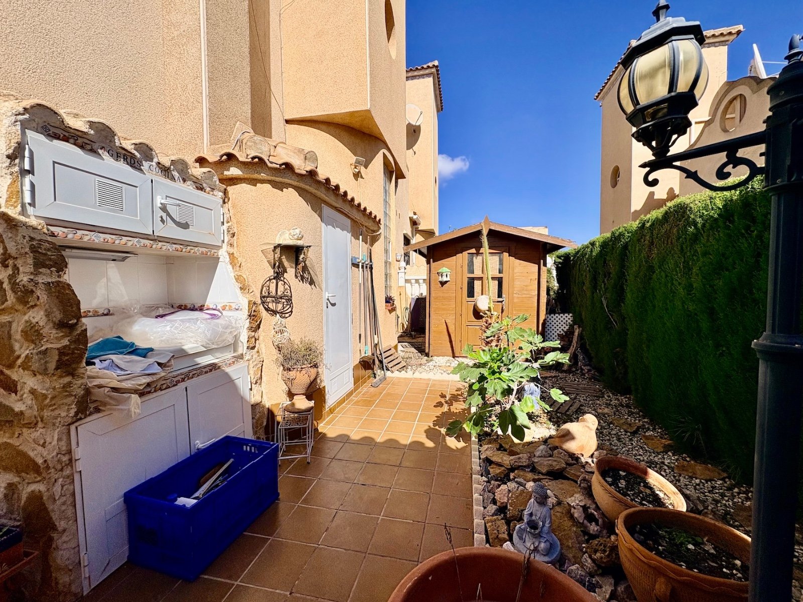 Casa adosada con 3 dormitorios, torre, jardín privado y solárium en Playa Flamenca a pocos minutos de la playa
