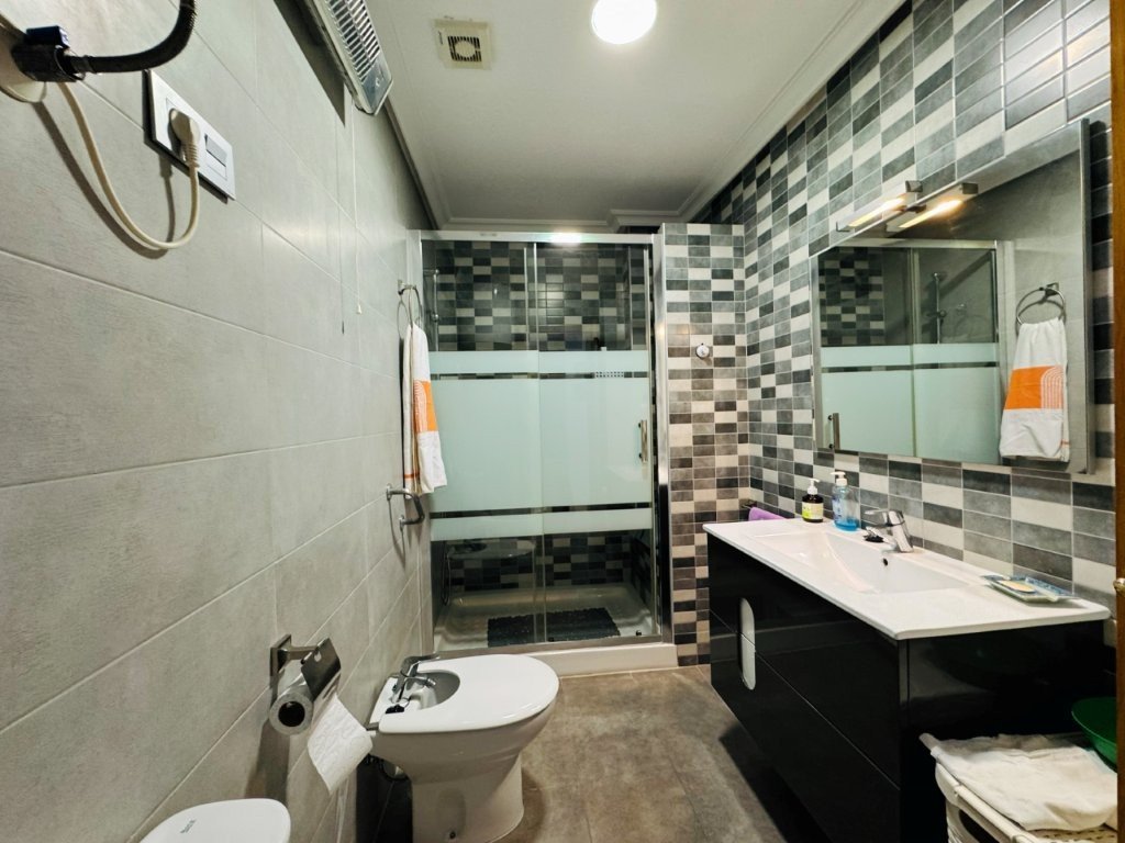 Piso renovado de 2 hab. con ascensor en zona centro de La Mata y a 300 metros de la playa