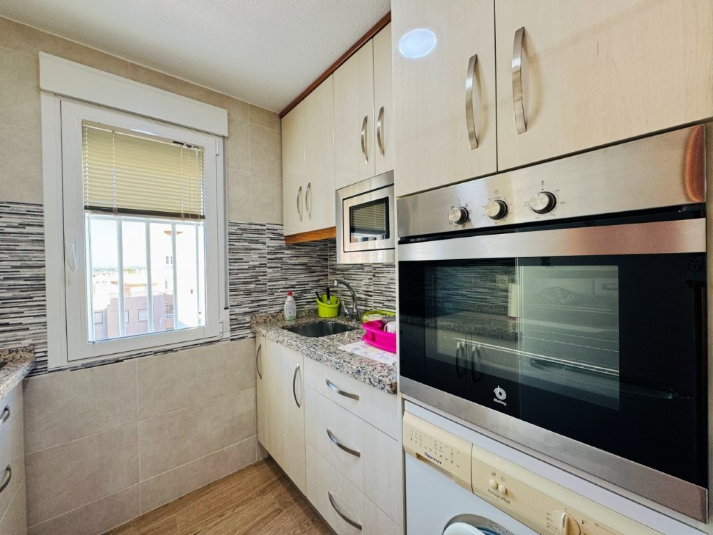 Piso renovado de 2 hab. con ascensor en zona centro de La Mata y a 300 metros de la playa