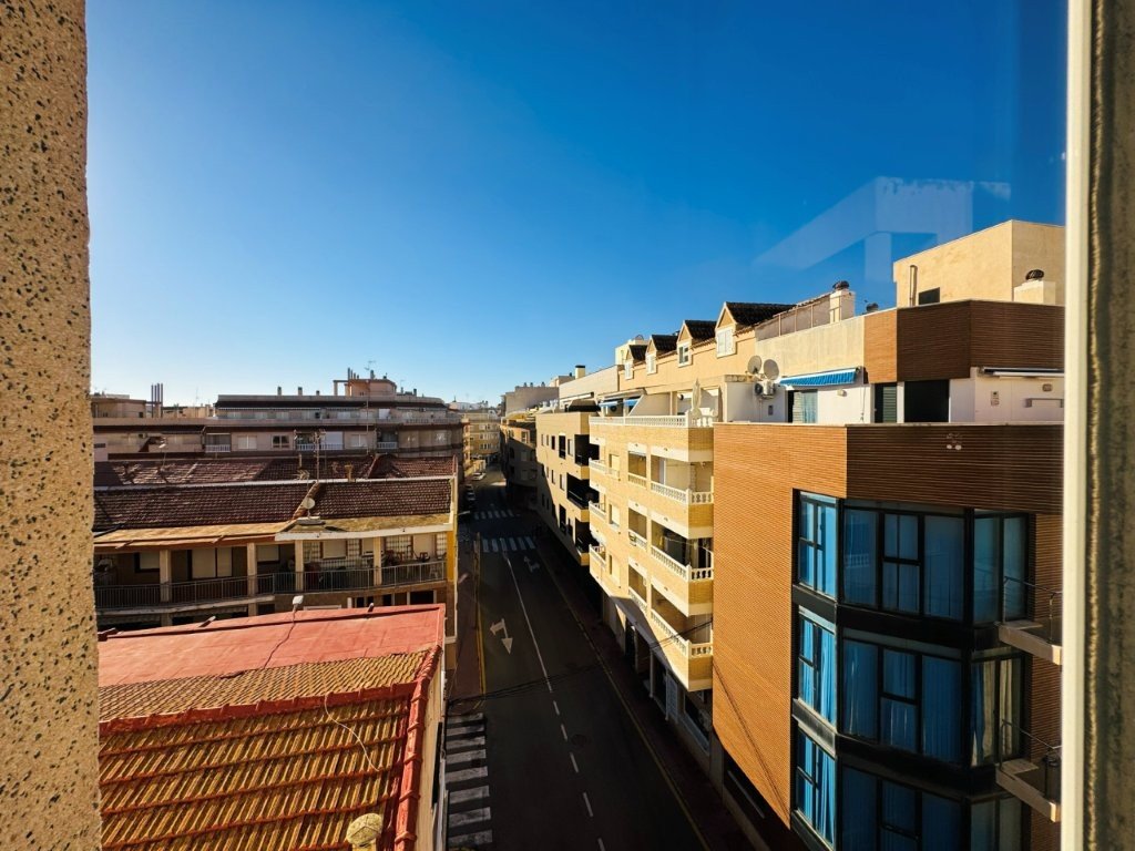 Piso renovado de 2 hab. con ascensor en zona centro de La Mata y a 300 metros de la playa
