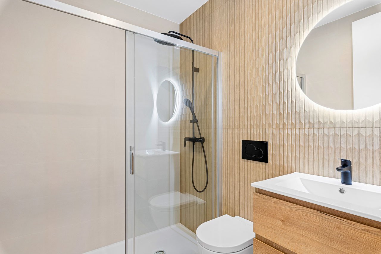 Áticos de 2 dormitorios y 2 baños con solario, aseo, piscina privada y cocina amueblada con electrodomésticos