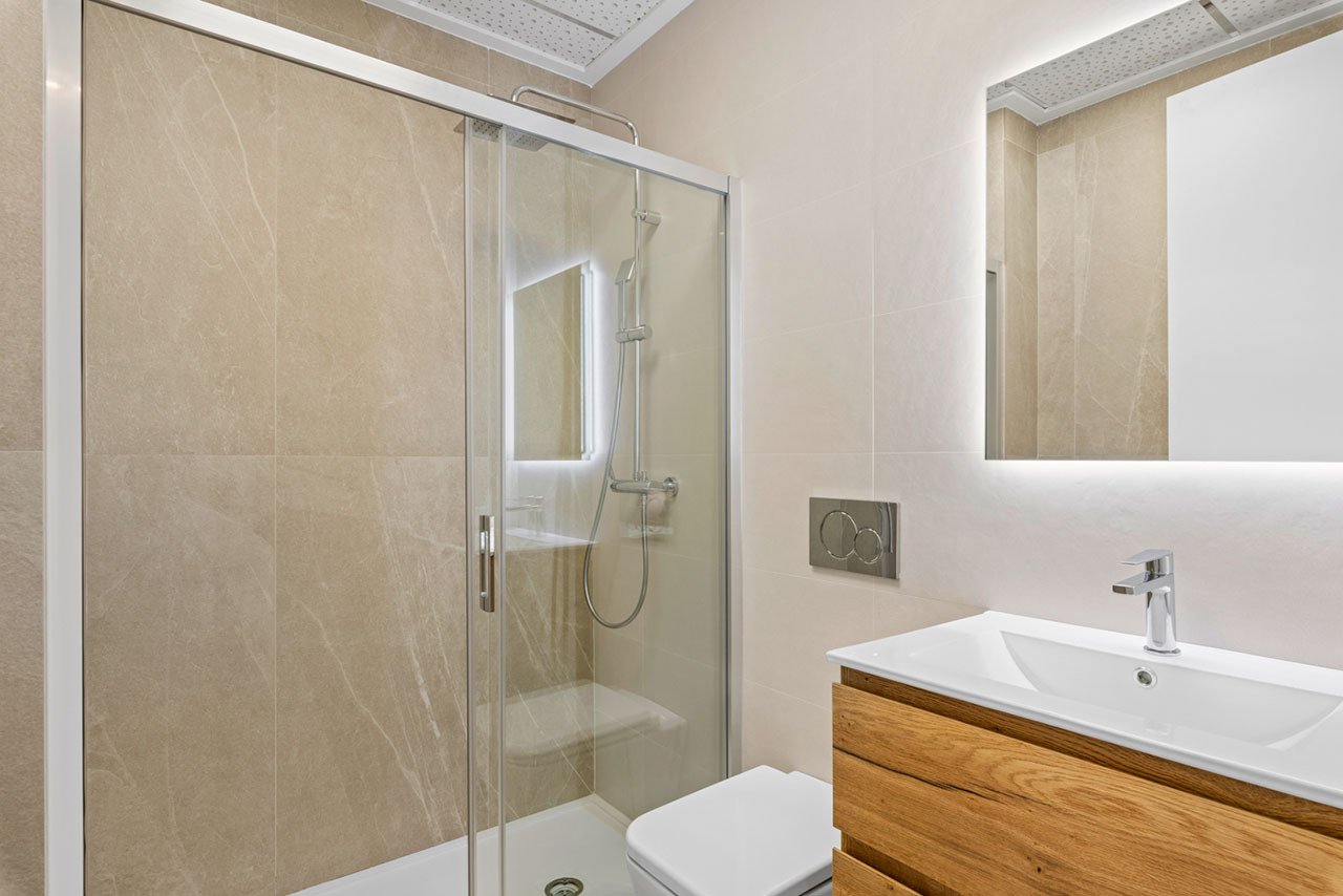 Áticos de 2 dormitorios y 2 baños con solario, aseo, piscina privada y cocina amueblada con electrodomésticos