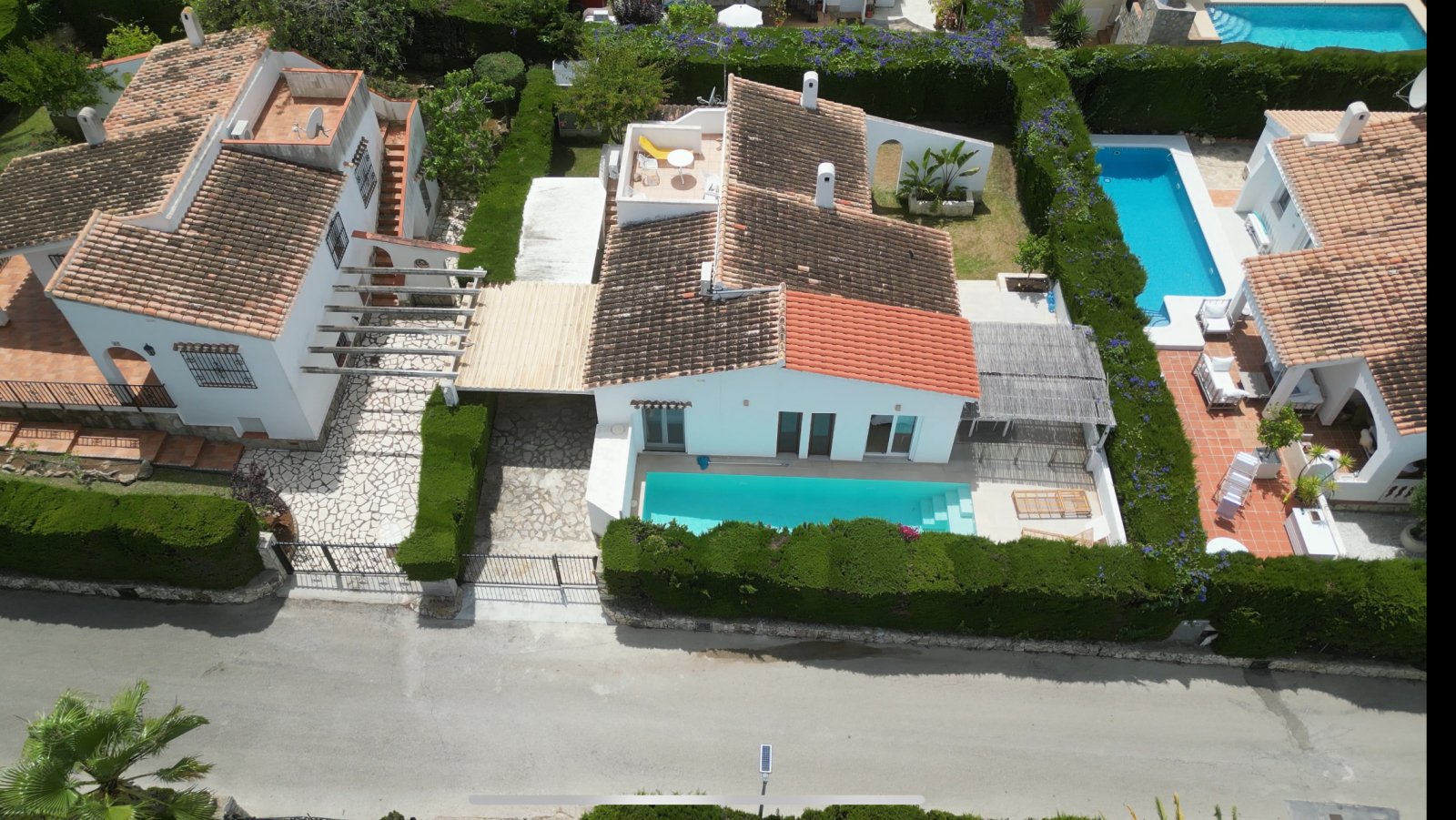 Villa modernizada con piscina y terraza en la azotea en la popular urbanización La Sella – cerca del golf y del mar
