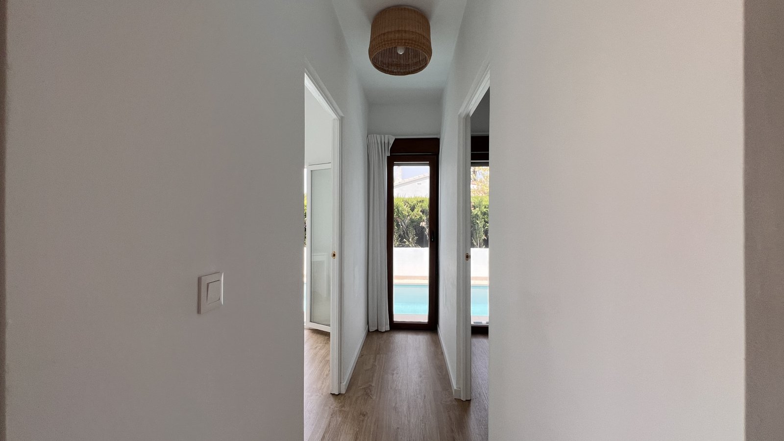 Villa modernizada con piscina y terraza en la azotea en la popular urbanización La Sella – cerca del golf y del mar