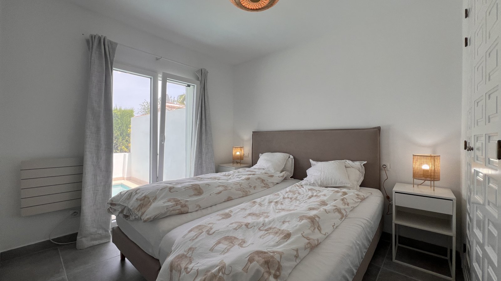 Villa modernizada con piscina y terraza en la azotea en la popular urbanización La Sella – cerca del golf y del mar