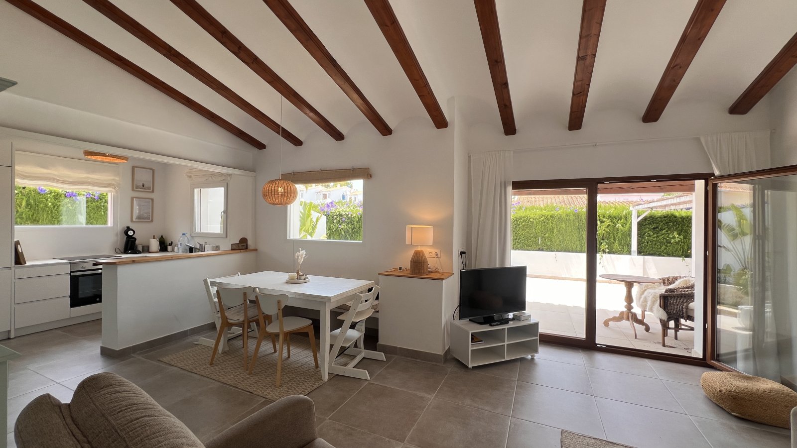 Villa modernizada con piscina y terraza en la azotea en la popular urbanización La Sella – cerca del golf y del mar