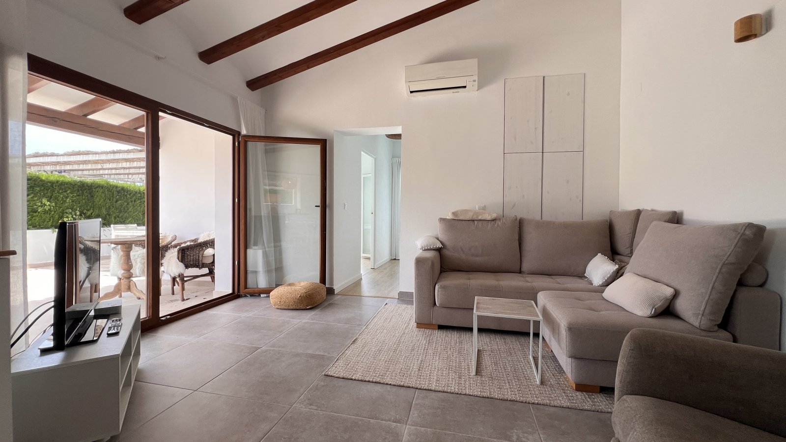 Villa modernizada con piscina y terraza en la azotea en la popular urbanización La Sella – cerca del golf y del mar