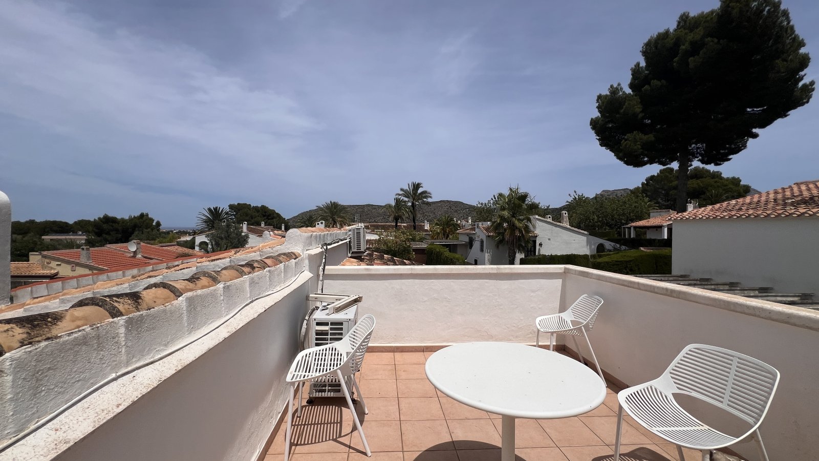 Villa modernizada con piscina y terraza en la azotea en la popular urbanización La Sella – cerca del golf y del mar