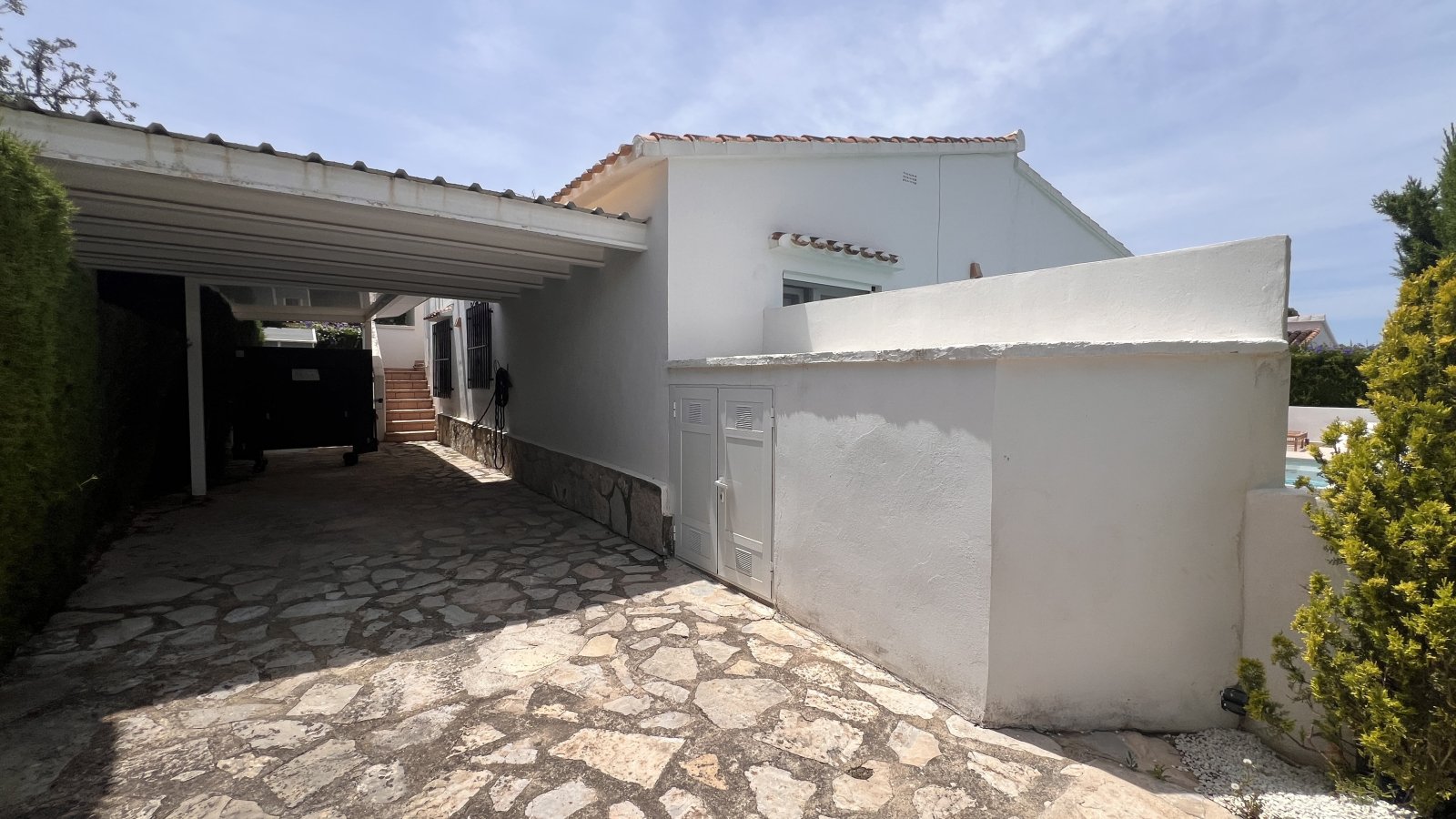 Villa modernizada con piscina y terraza en la azotea en la popular urbanización La Sella – cerca del golf y del mar