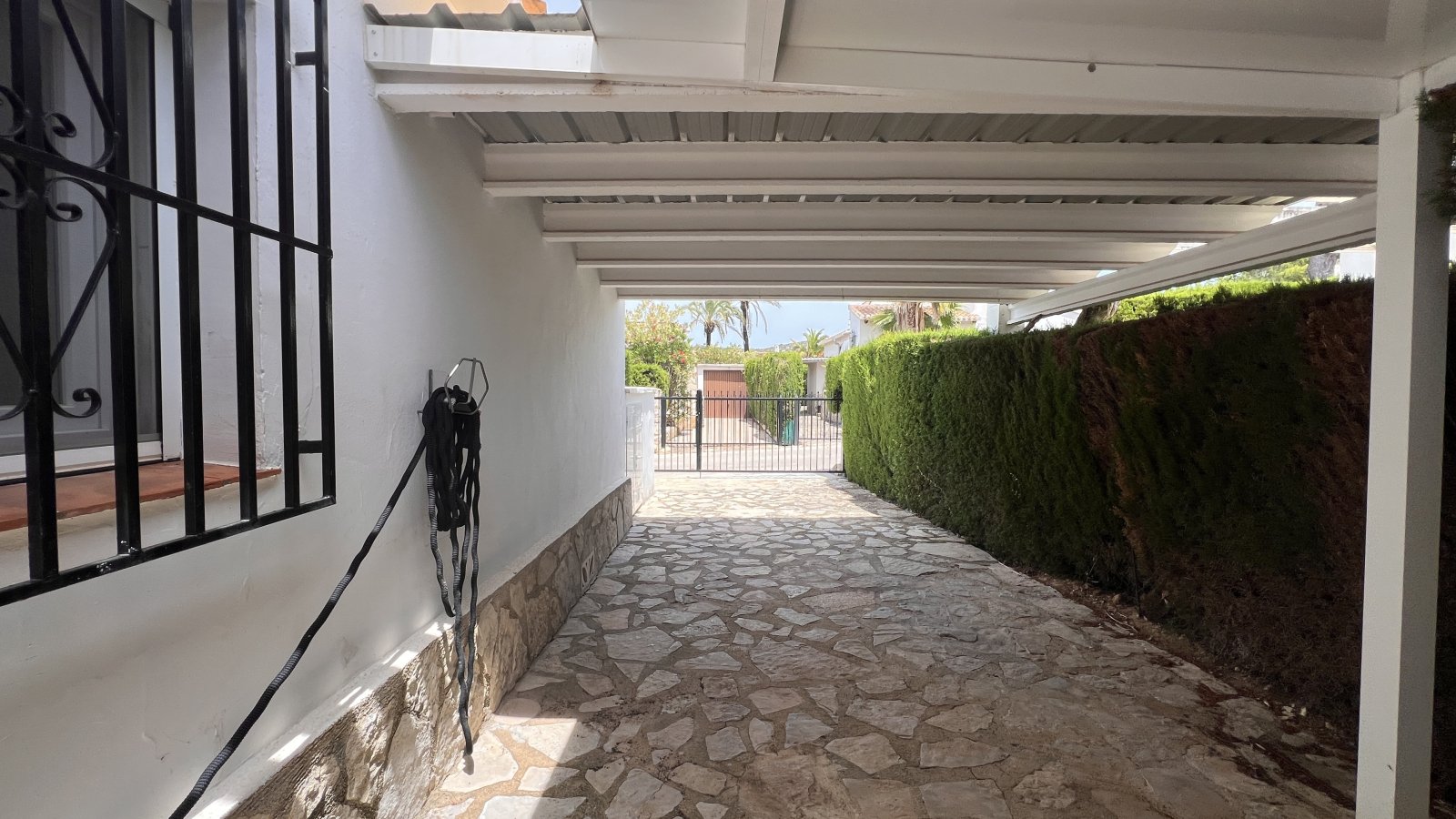 Villa modernizada con piscina y terraza en la azotea en la popular urbanización La Sella – cerca del golf y del mar