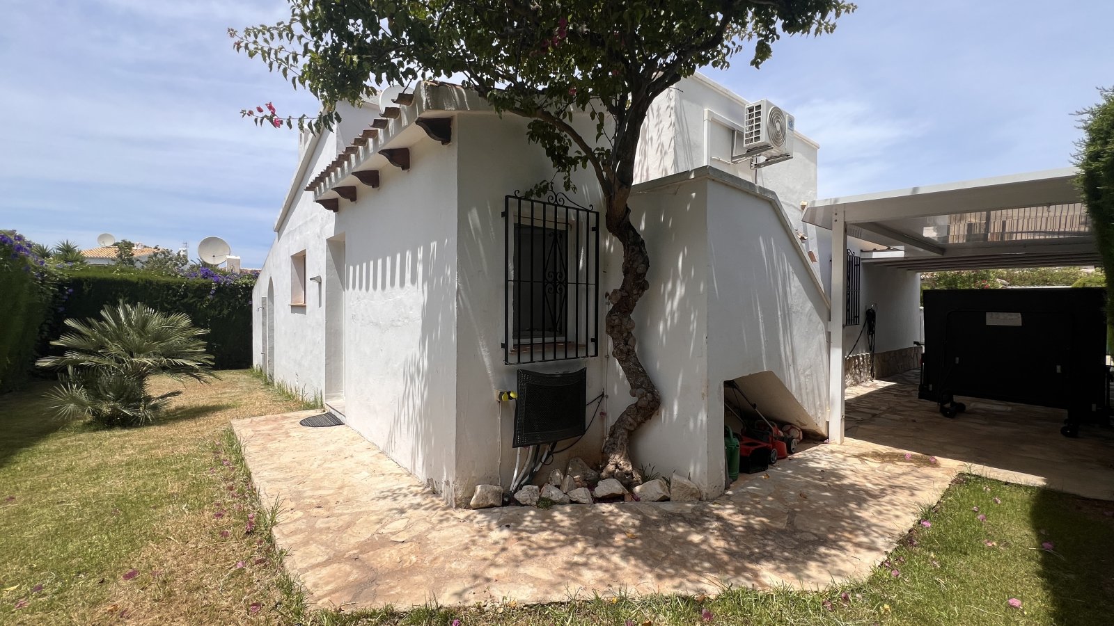 Villa modernizada con piscina y terraza en la azotea en la popular urbanización La Sella – cerca del golf y del mar