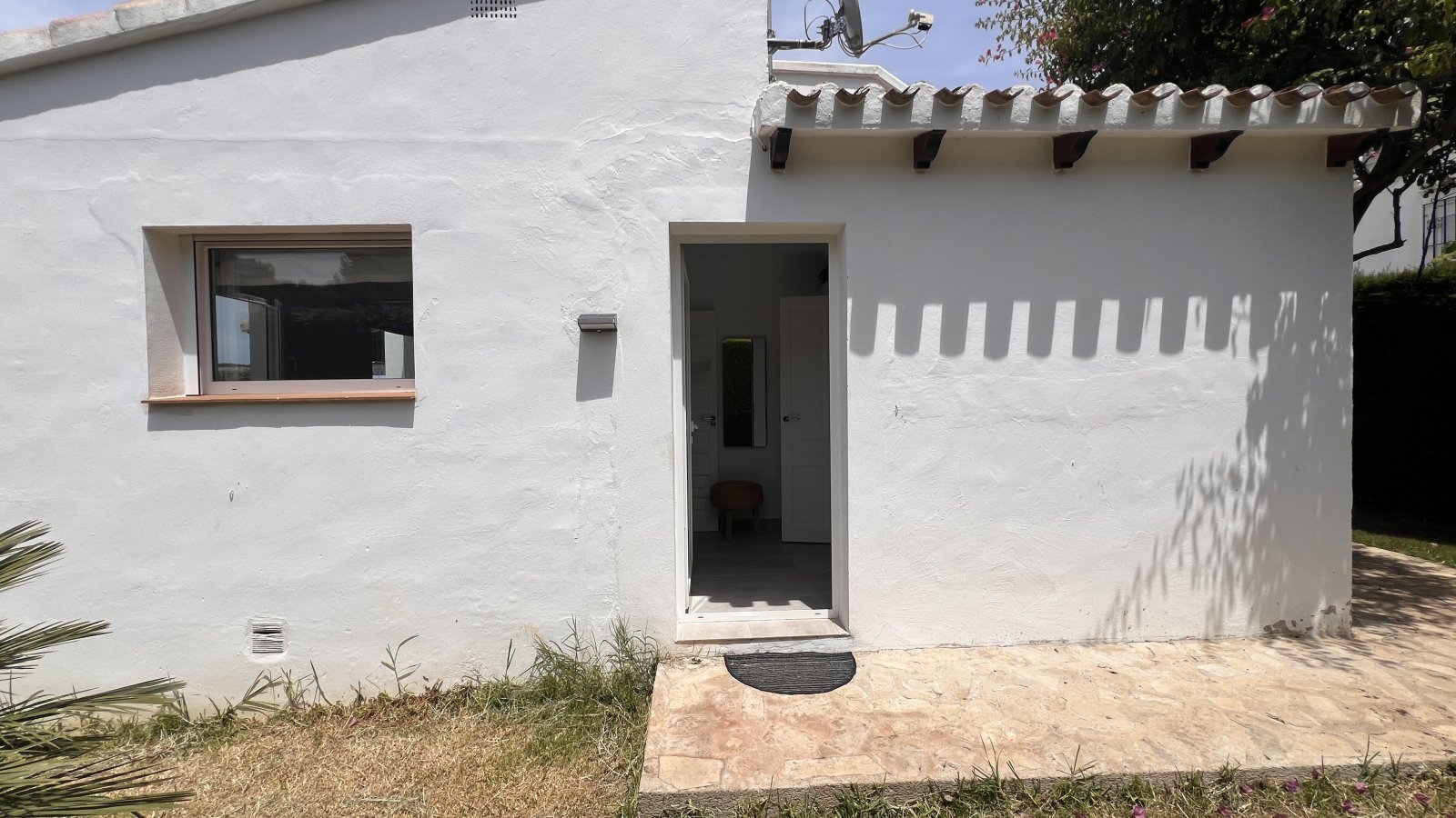 Villa modernizada con piscina y terraza en la azotea en la popular urbanización La Sella – cerca del golf y del mar