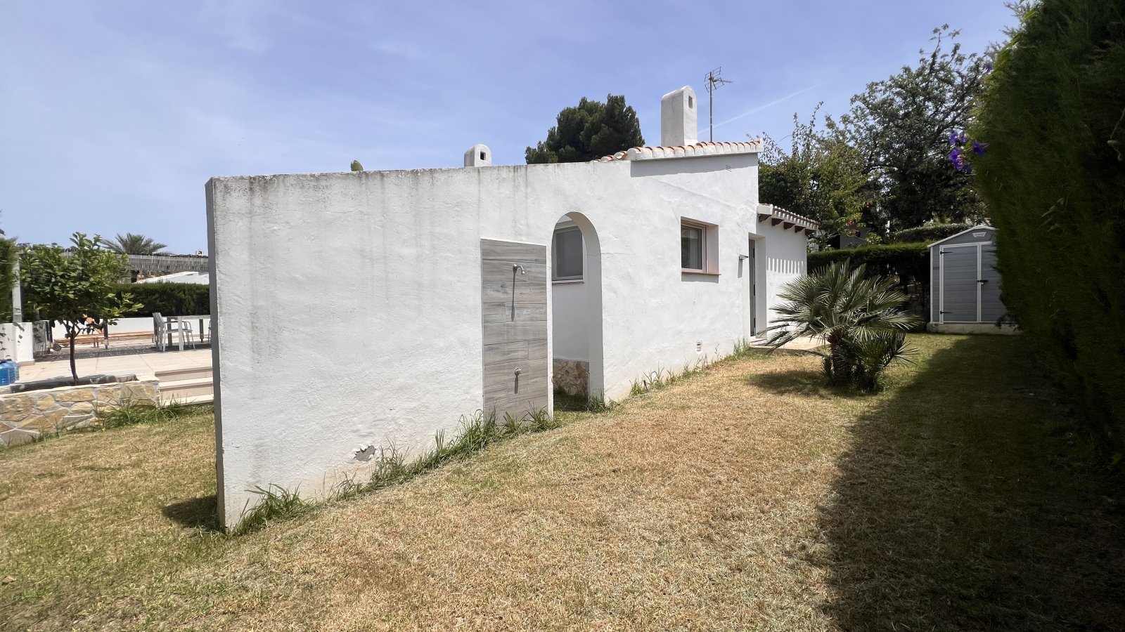 Villa modernizada con piscina y terraza en la azotea en la popular urbanización La Sella – cerca del golf y del mar