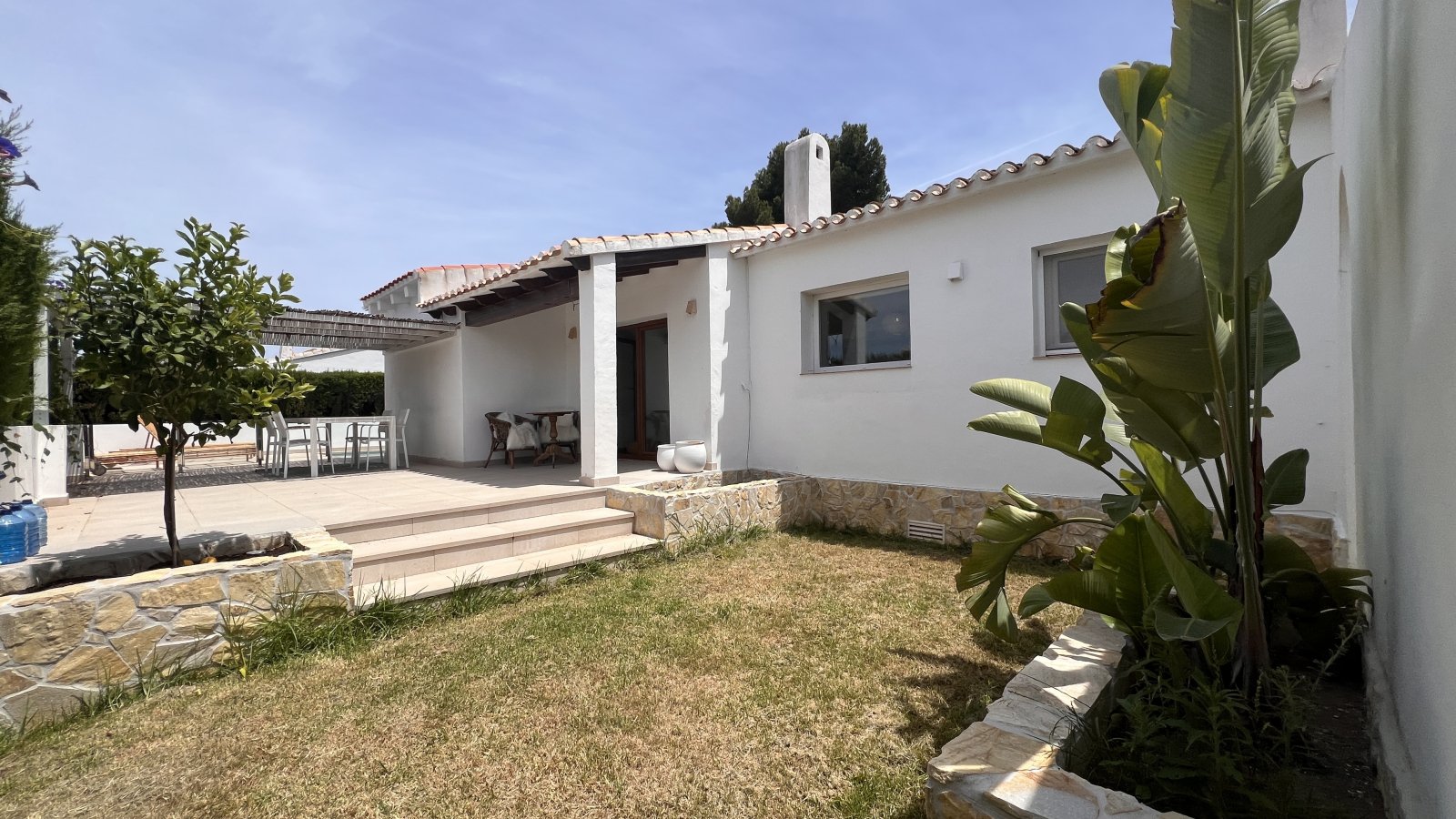 Villa modernizada con piscina y terraza en la azotea en la popular urbanización La Sella – cerca del golf y del mar