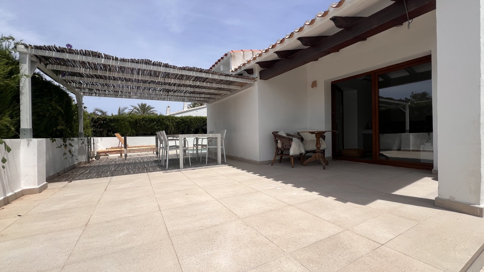 Villa modernizada con piscina y terraza en la azotea en la popular urbanización La Sella – cerca del golf y del mar