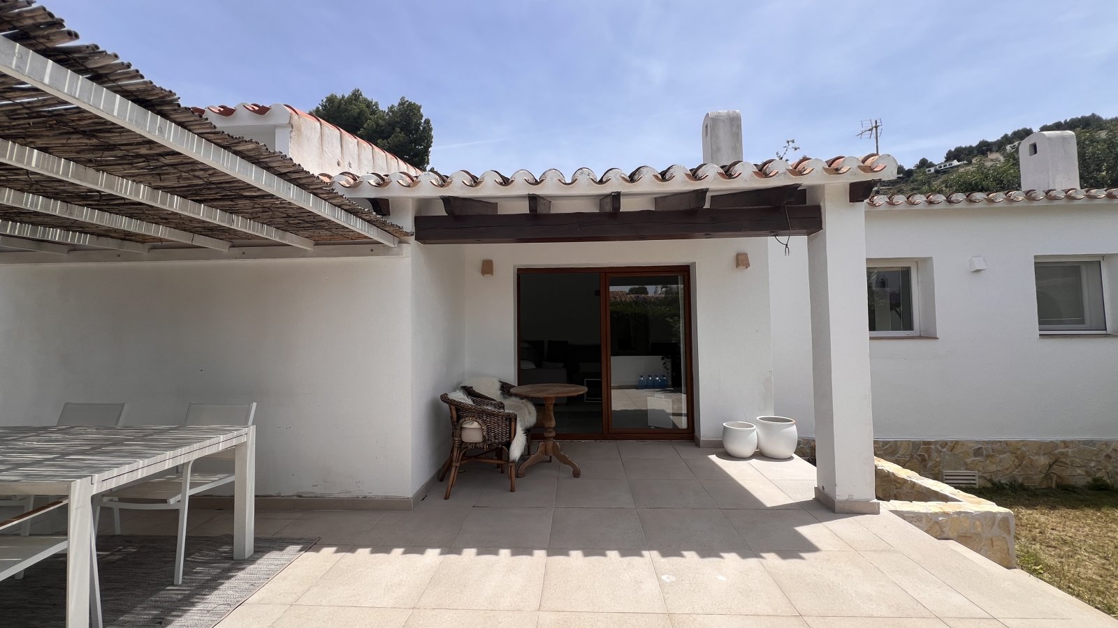 Villa modernizada con piscina y terraza en la azotea en la popular urbanización La Sella – cerca del golf y del mar