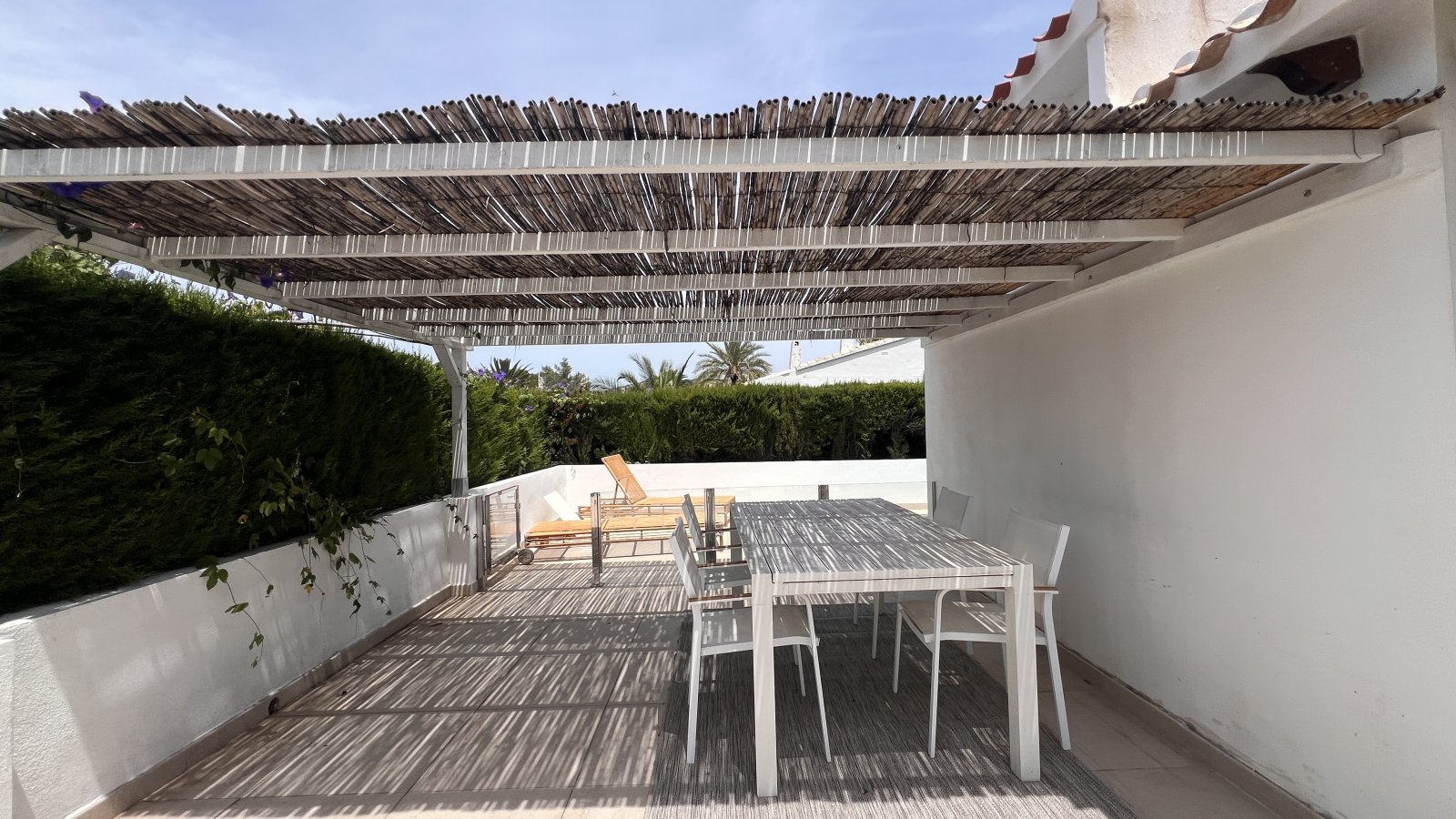 Villa modernizada con piscina y terraza en la azotea en la popular urbanización La Sella – cerca del golf y del mar