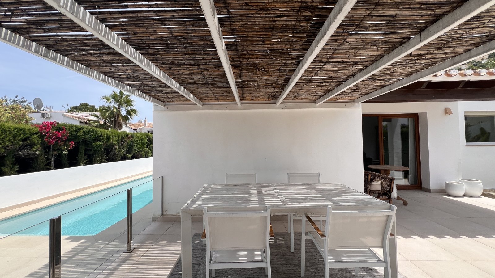 Villa modernizada con piscina y terraza en la azotea en la popular urbanización La Sella – cerca del golf y del mar