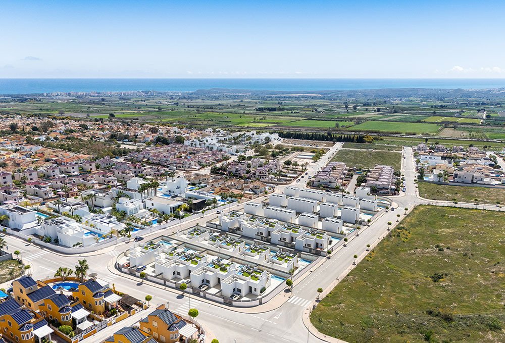 Villas de 3 dormitorios y 2 baños con solario, aire acondicionado, piscina privada y parking privado