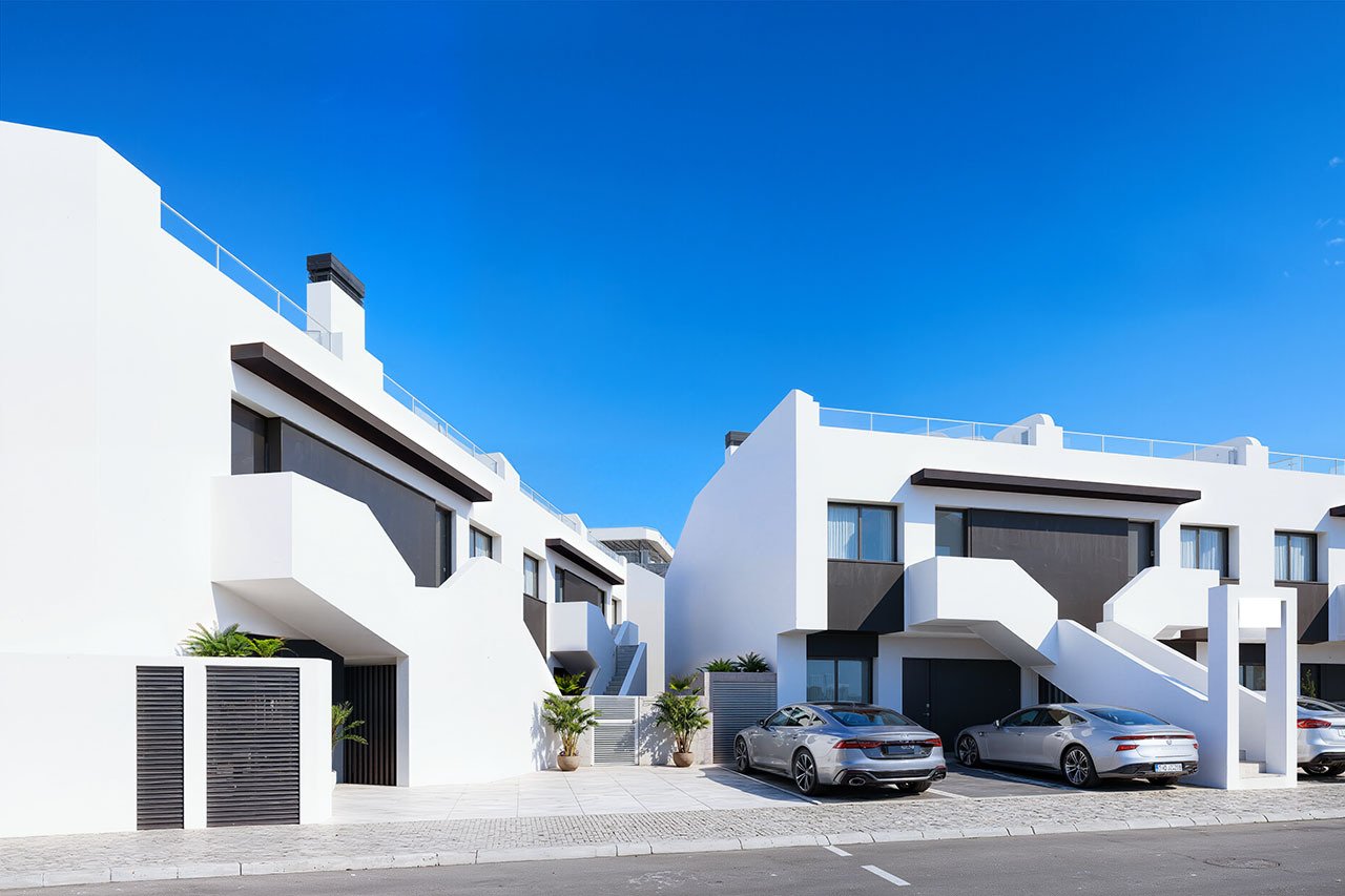 Bungalows bajos de 3 dormitorios y 2 baños con parking privado y piscina comunitaria