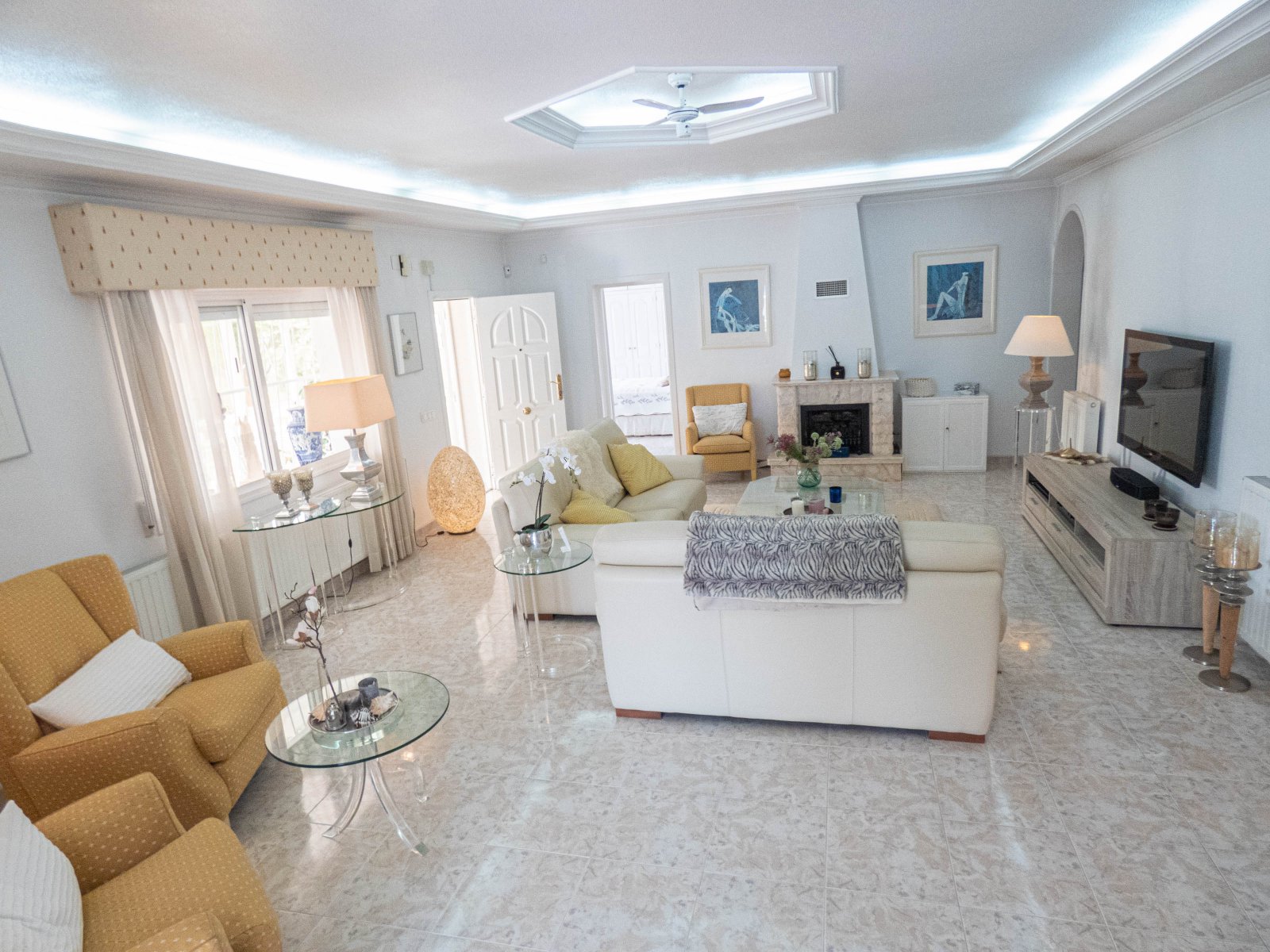 Atractiva villa independiente con casa de verano