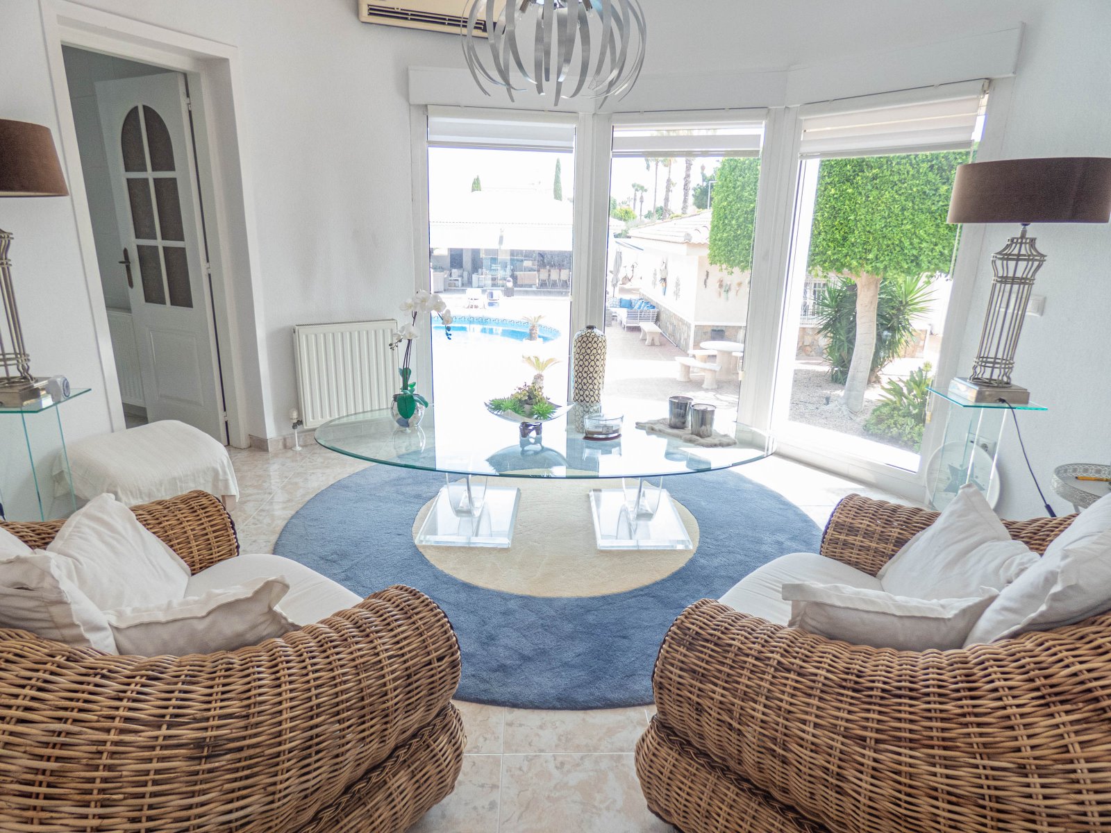 Atractiva villa independiente con casa de verano