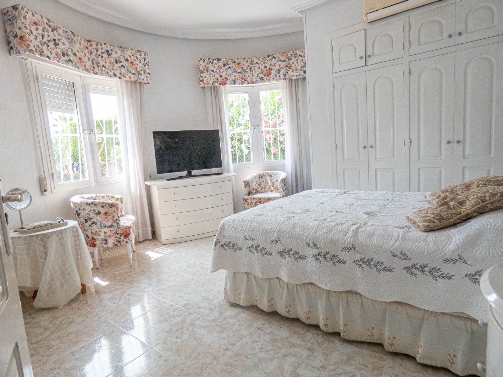 Atractiva villa independiente con casa de verano