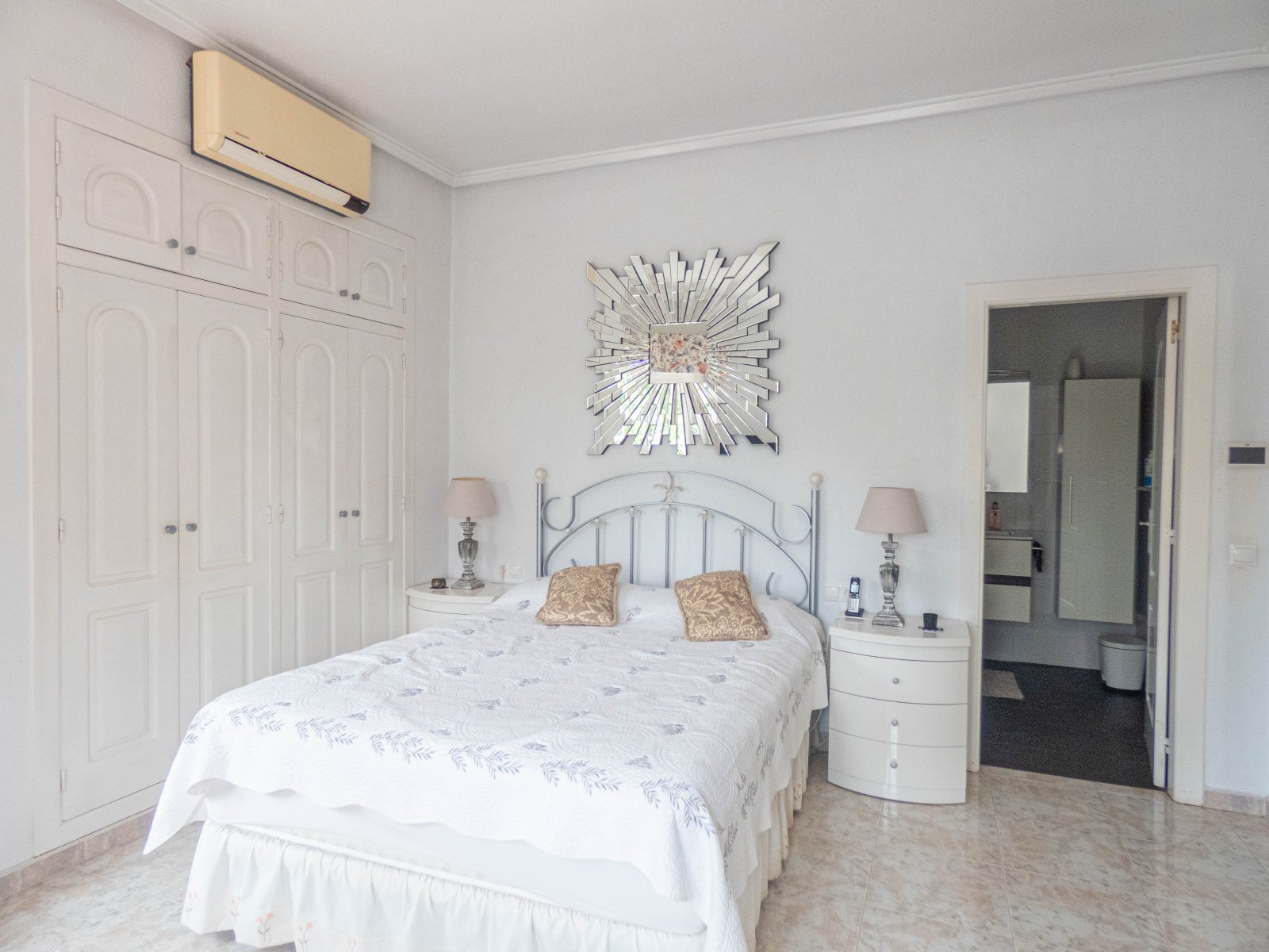 Atractiva villa independiente con casa de verano