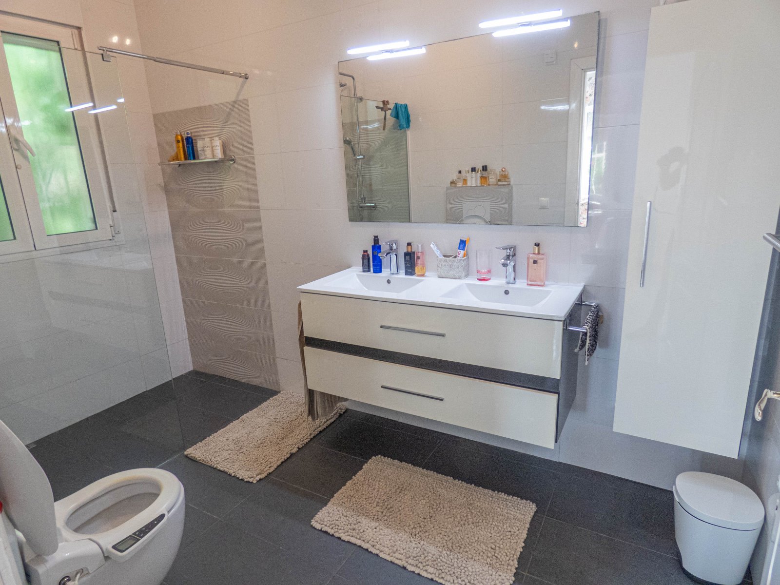 Atractiva villa independiente con casa de verano