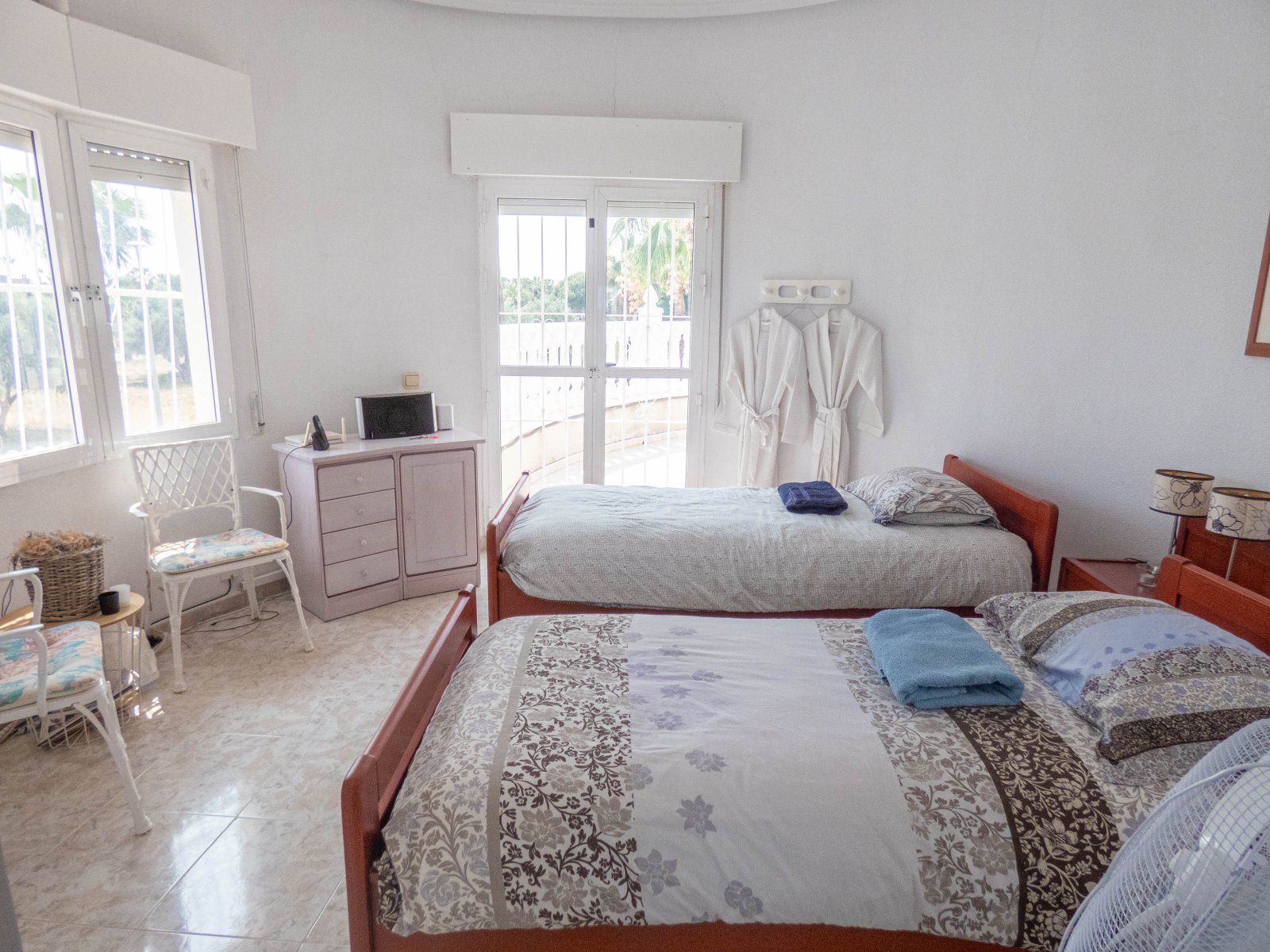 Atractiva villa independiente con casa de verano