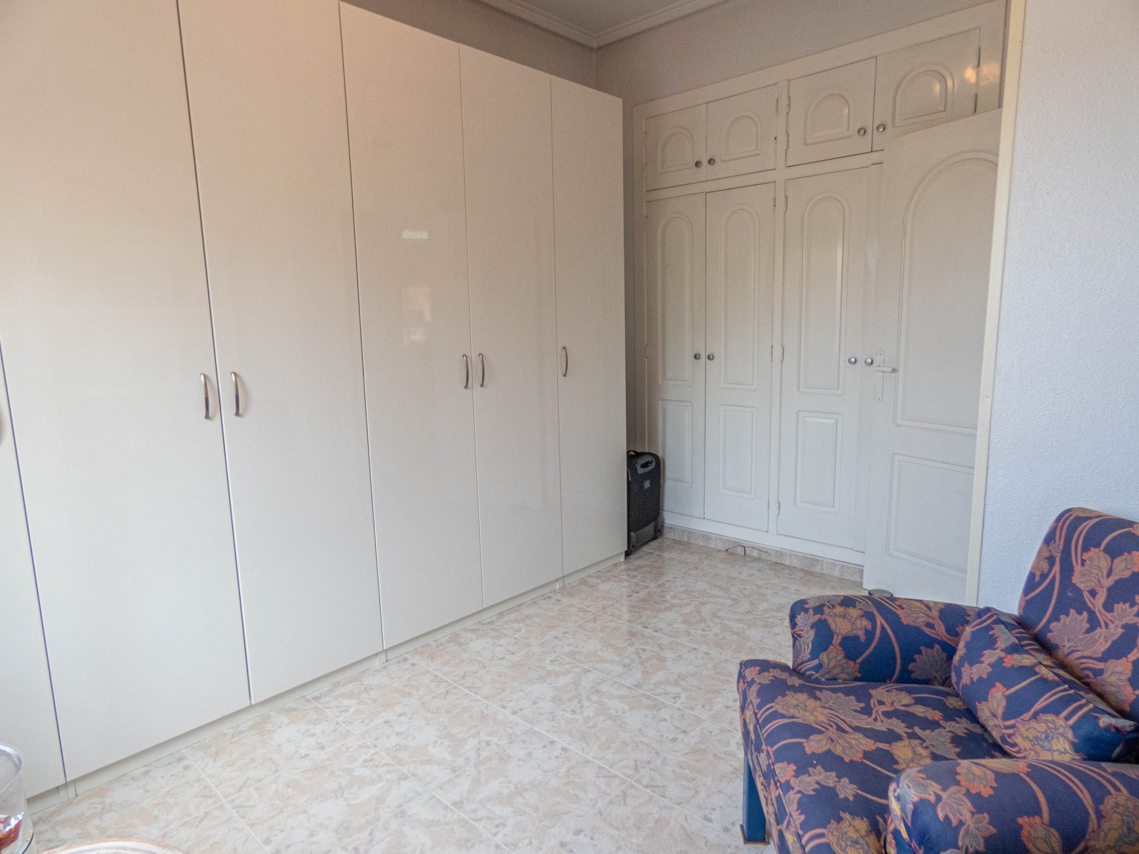 Atractiva villa independiente con casa de verano