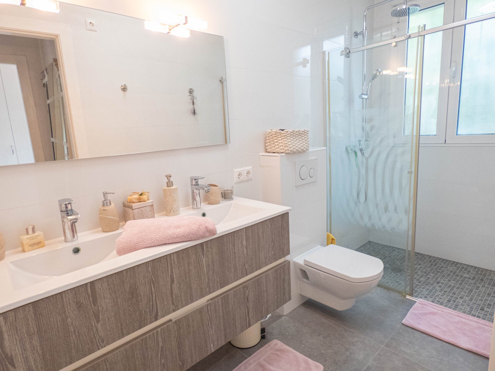 Atractiva villa independiente con casa de verano