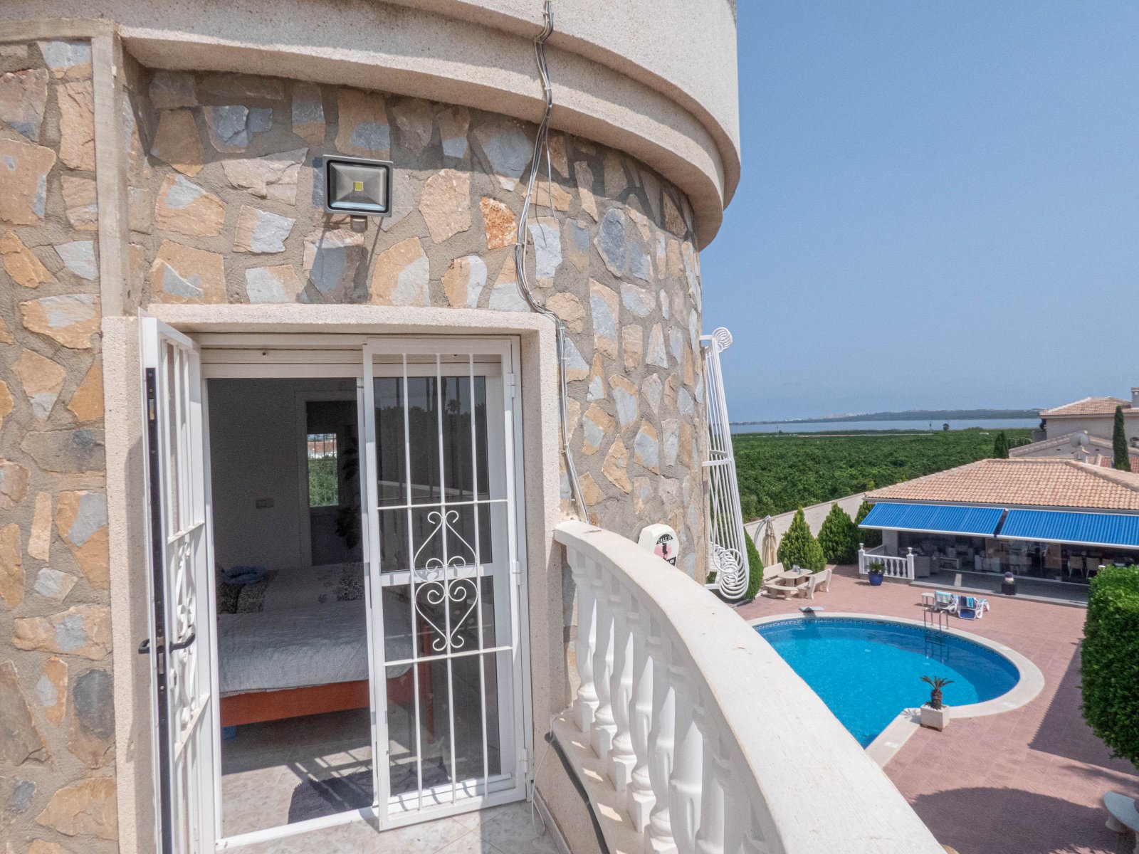 Atractiva villa independiente con casa de verano