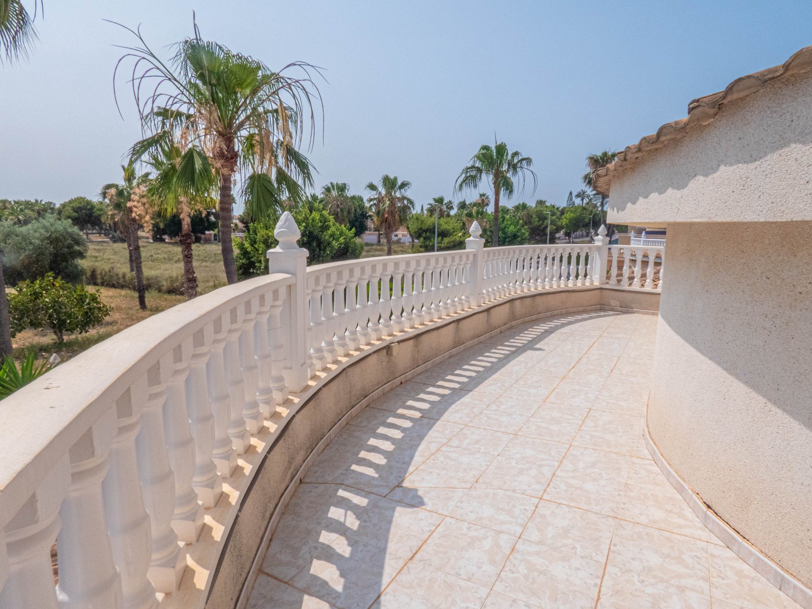 Atractiva villa independiente con casa de verano