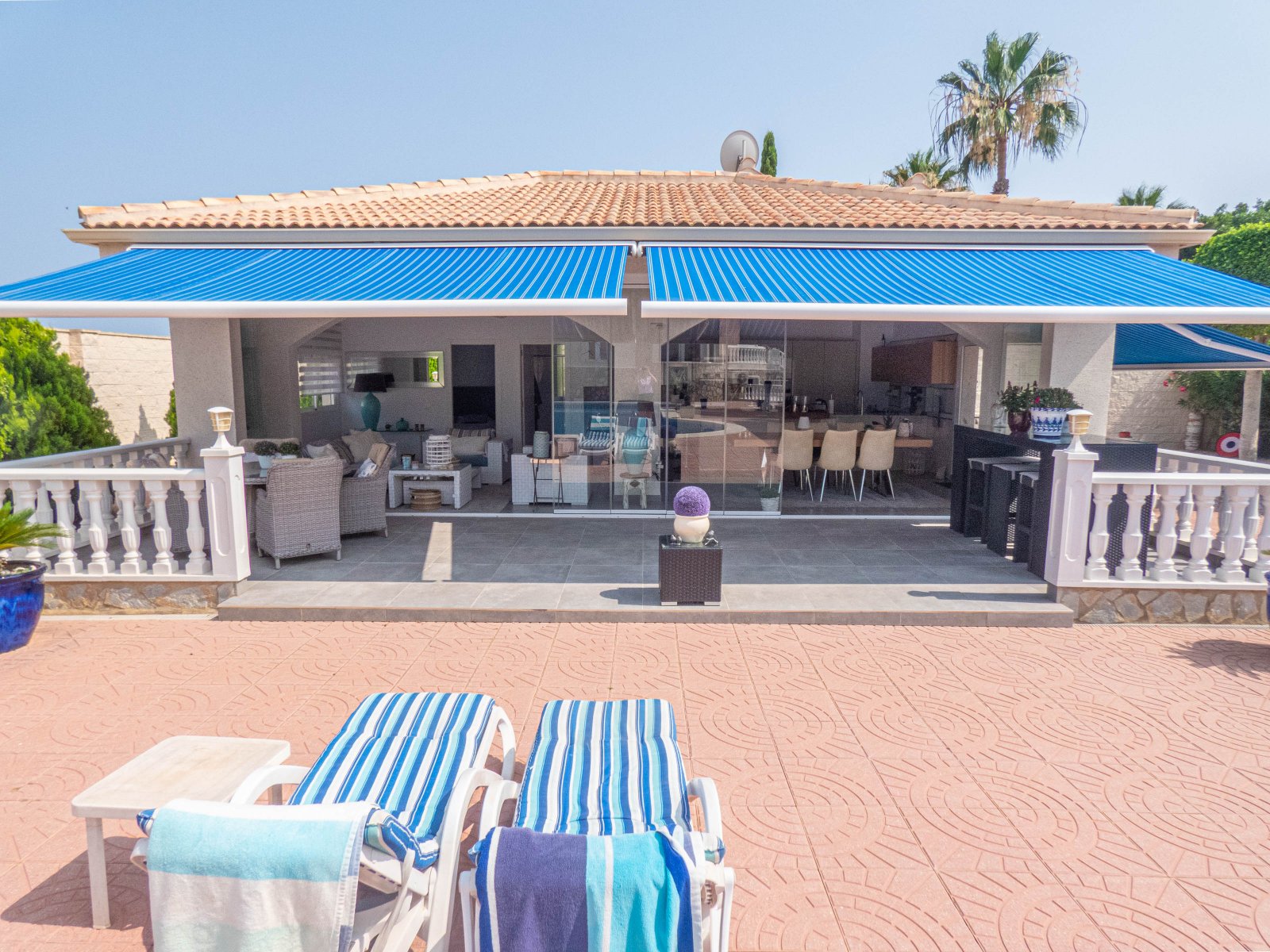 Atractiva villa independiente con casa de verano