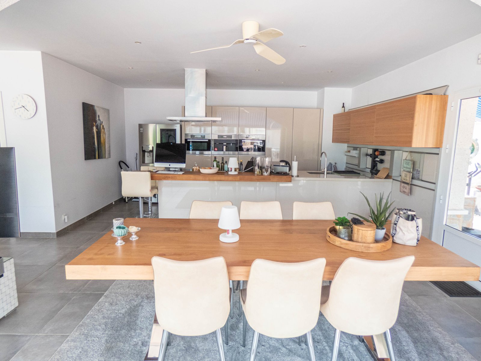 Atractiva villa independiente con casa de verano