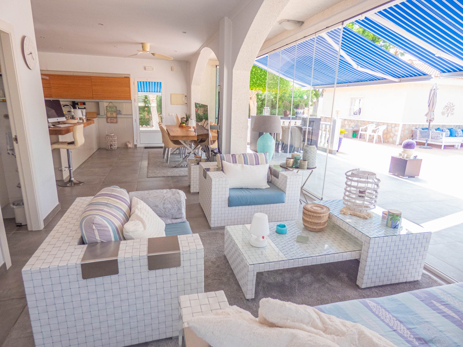 Atractiva villa independiente con casa de verano