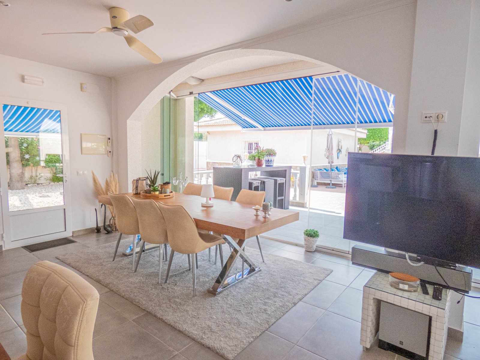 Atractiva villa independiente con casa de verano